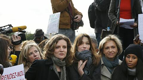 Französische Prominente, darunter die ehemalige First Lady Carla Bruni demonstrieren in Paris für die Freilassung der nigerianischen Mädchen.