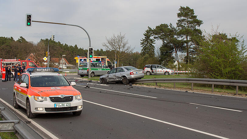 Ein Trümmerfeld auf der Staatsstraße 2245 in Zirndorf: Der Rollerfahrer starb noch vor Ort, der 30-Jährige stieß mit einem Streifenwagen zusammen, der gerade auf Einsatzfahrt war. Die Bilder.