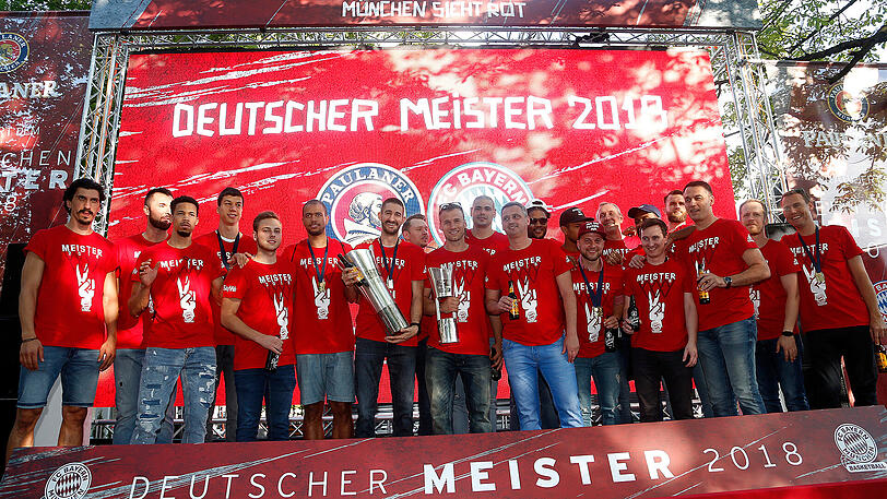 Pokalsieger und deutscher Meister 2018: Die Basketballer des FC Bayern feiern auf dem Nockherberg.