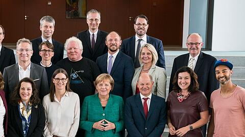 Es geht um dieses Foto: Ijad Madisch (rechts unten im Bild) wagte zuviel beim Treffen mit Kanzlerin Merkel.