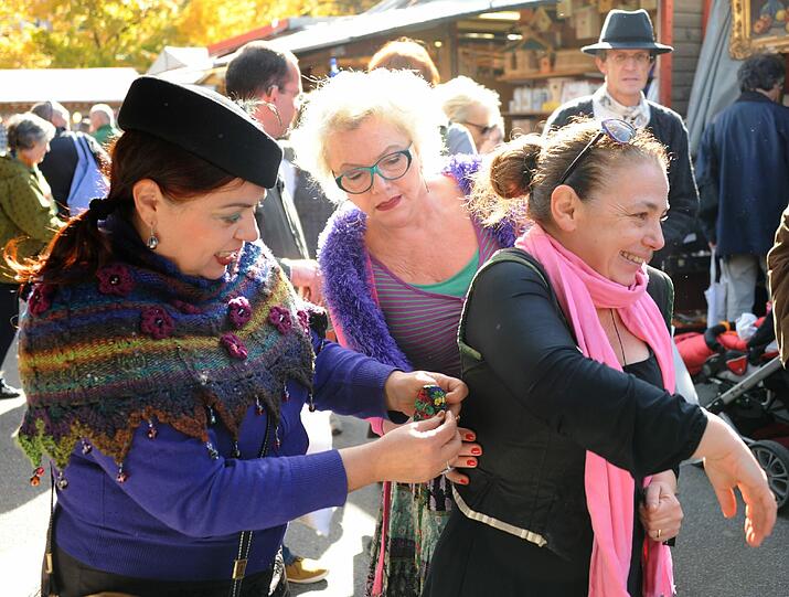 Neu: Petra Perle hat in der Schatzsuchergasse einen "Glump-Recycling"-Stand. Die gelernte Goldschmiedin veredelt alten Schmuck mit neuen Einzelteilen.