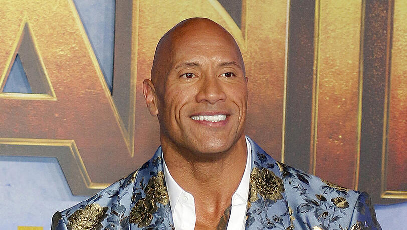 Dwayne "The Rock" Johnson wird zum Moderator. Dwayne "The Rock" Johnson wird zum Moderator.