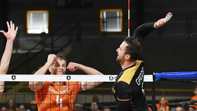 Kritisiert das EM-Konzept: Deutschlands Volleyball-Star Georg Grozer (r) in Aktion. Kritisiert das EM-Konzept: Deutschlands Volleyball-Star Georg Grozer (r) in Aktion.