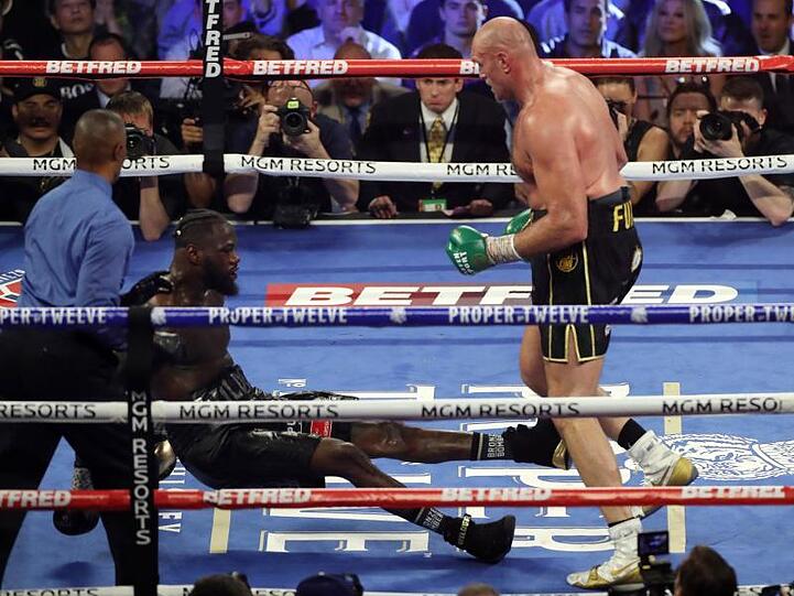 Schon bevor der Ringrichter in der siebten Runde den einseitigen Kampf abbrach, hatte Fury Wilder zweimal auf den Boden geschickt.