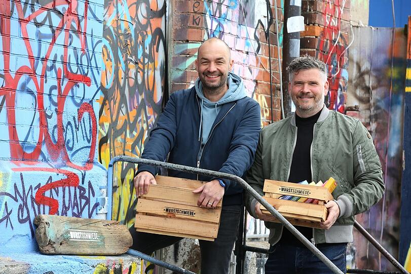 Mit der Wurstschmiede haben sich Jochen Donauer (links) und Sascha Haas einen Traum verwirklicht.