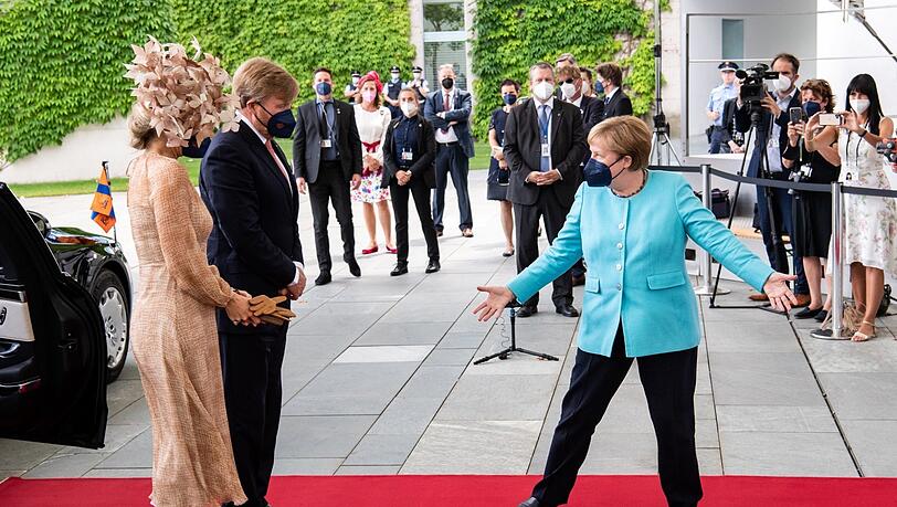 Hereinspaziert ins Bundeskanzleramt: Kanzlerin Angela Merkel begrüßt König Willem-Alexander der Niederlande und Königin Máxima. Hereinspaziert ins Bundeskanzleramt: Kanzlerin Angela Merkel begrüßt König Willem-Alexander der Niederlande und Königin Máxima.
