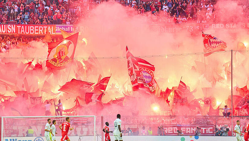 Die Fans des FC Bayern sorgen mit ihrer Pyro-Show für eine Spielunterbrechung gegen Gladbach.