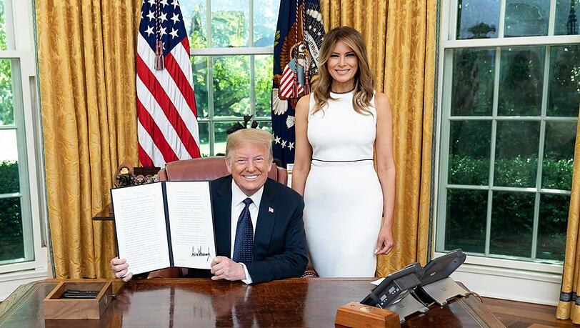 "Donald Trump - Schicksalsjahre eines Präsidenten: White House" zeigt Donald und Melania Trump im Juni 2020 im Oval Office.