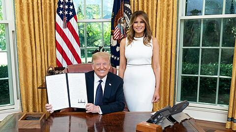 "Donald Trump - Schicksalsjahre eines Präsidenten: White House" zeigt Donald und Melania Trump im Juni 2020 im Oval Office.
