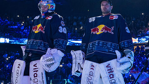 Zwei Top-Spieler, aber nur ein Platz auf dem Eis: Beim EHC Red Bull M&uuml;nchen duellieren sich Antoine Bibeau (l.) und Mathias Niederberger um die Position des Nummer-eins-Goalies f&uuml;r die Playoffs.