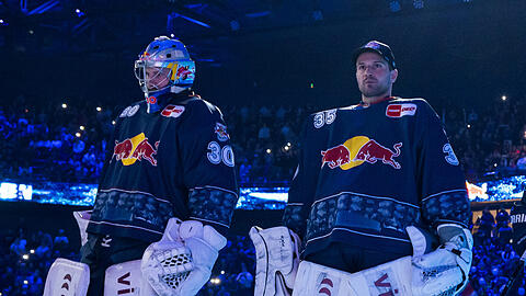 Zwei Top-Spieler, aber nur ein Platz auf dem Eis: Beim EHC Red Bull M&uuml;nchen duellieren sich Antoine Bibeau (l.) und Mathias Niederberger um die Position des Nummer-eins-Goalies f&uuml;r die Playoffs.