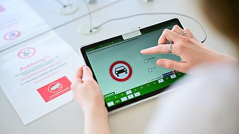 In mehr als jedem dritten Fall kamen Gadgets wie etwa Mini-Kameras oder kleine Ohrh&ouml;rer zum Einsatz. (Symbolbild)