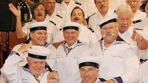 Die Matrosen-Mannschaft: Karl-Heinz Wildmoser, Hermann Memel, Wiggerl Hagn (oben, v.l.), Hermann Haberl und Günter Steinberg (unten, v.l.) werden heuer alle 70.