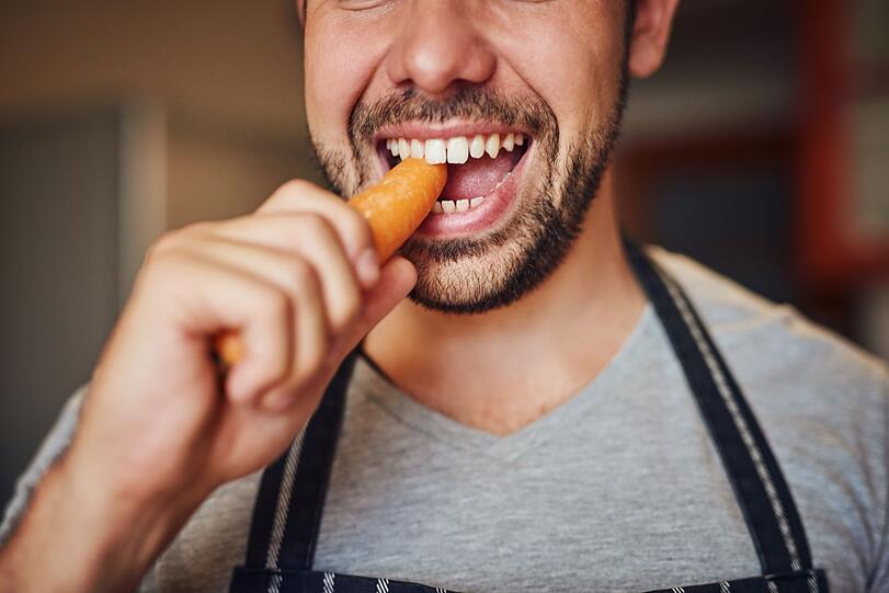 Vitamin C und A spielen eine wichtige Rolle für die Zahngesundheit. Vitamin A stärkt die Mundschleimhaut und steckt vor allem in gelbem und orangefarbenem Obst und Gemüse. Gute Quellen für Vitamin A sind Kürbis, Karotten und Paprika. Auch Feldsalat, Spinat und Tomaten liefern viel Provitamin A, die Vorstufe des Vitamins. Vitamin C und A spielen eine wichtige Rolle für die Zahngesundheit. Vitamin A stärkt die Mundschleimhaut und steckt vor allem in gelbem und orangefarbenem Obst und Gemüse. Gute Quellen für Vitamin A sind Kürbis, Karotten und Paprika. Auch Feldsalat, Spinat und Tomaten liefern viel Provitamin A, die Vorstufe des Vitamins.