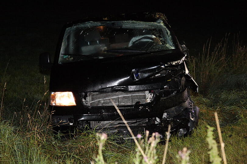 Bei Warngau ist ein Autofahrer bei einem heftigen Frontalcrash ums Leben gekommen. Der Mann wollte überholen und rauschte dabei mit einem anderen Wagen auf der Gegenfahrbahn zusammen.