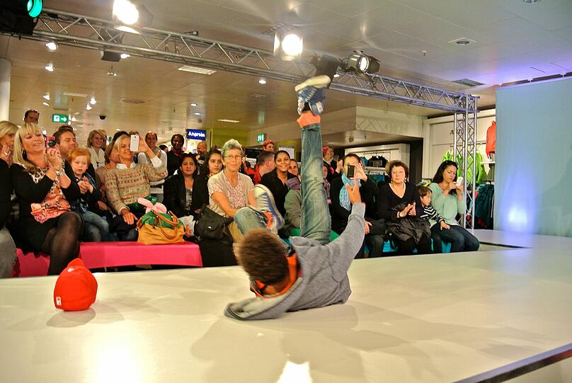 Tolle Show: 25 junge Laufsteg-Talente präsentierten am Samstag in der neuen Kinderwelt bei KARSTADT am Bahnhofplatz Mode-Trends