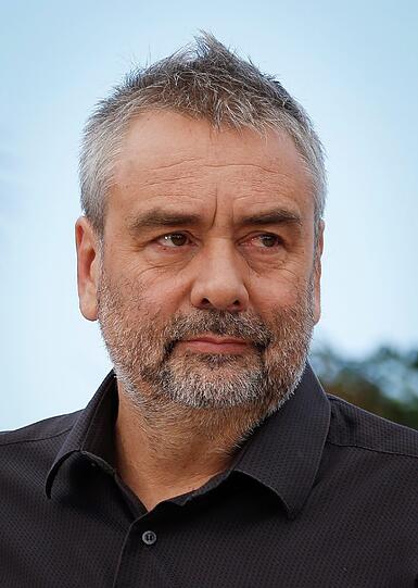 Der französische Produzent Luc Besson präsentiert sich bei den 67. Filmfestspielen in Cannes beim Fototermin für den Film "The Homesman".