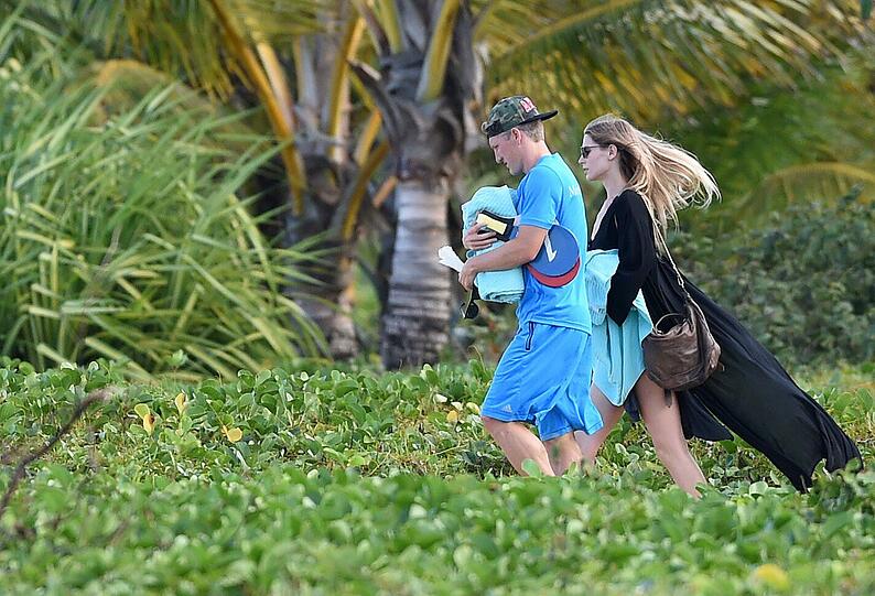 Auch Bastian Schweinsteiger und Freundin Sarah Brandner waren am Strand unterwegs.