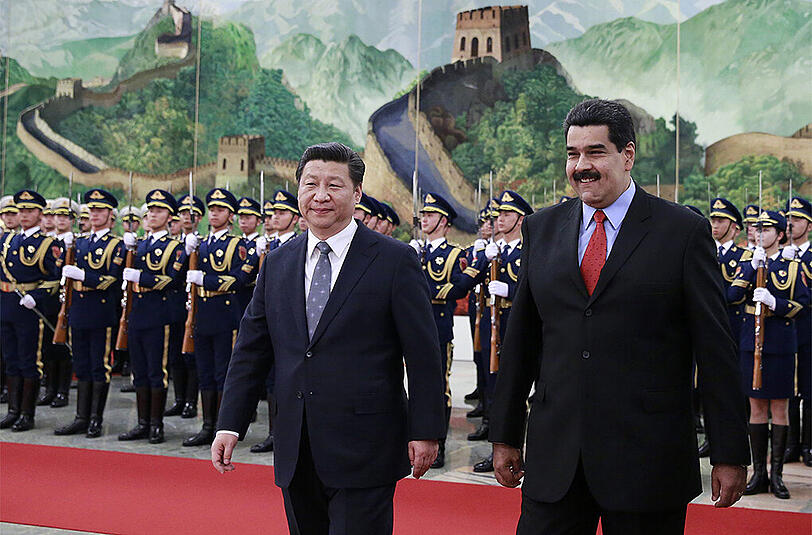 Der chinesische Präsident Xi Jinping (l) begrüßt das Staatsoberhaupt Venezuelas Nicolas Maduro in Peking.