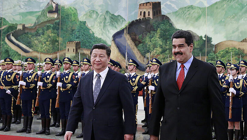 Der chinesische Präsident Xi Jinping (l) begrüßt das Staatsoberhaupt Venezuelas Nicolas Maduro in Peking. Der chinesische Präsident Xi Jinping (l) begrüßt das Staatsoberhaupt Venezuelas Nicolas Maduro in Peking.