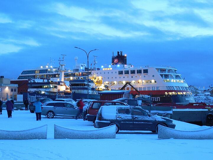 Die &bdquo;MS Midnatsol&ldquo; ankert im Hafen des Städtchens Honningsvaag, dem Tor zum Nordkap. Das Hurtigrutenschiff bietet rund 1000 Passagieren Platz.
