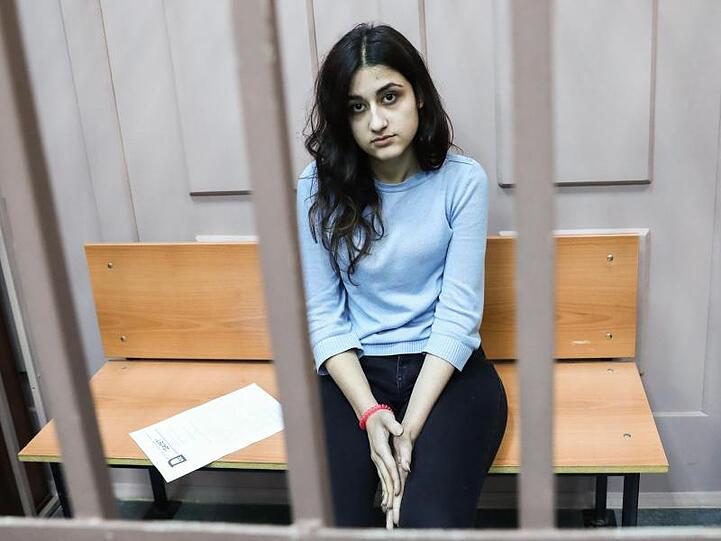 Kristina, eine der drei wegen des Mordes an ihrem Vater angeklagten Schwestern.