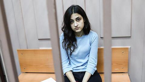 Kristina, eine der drei wegen des Mordes an ihrem Vater angeklagten Schwestern.