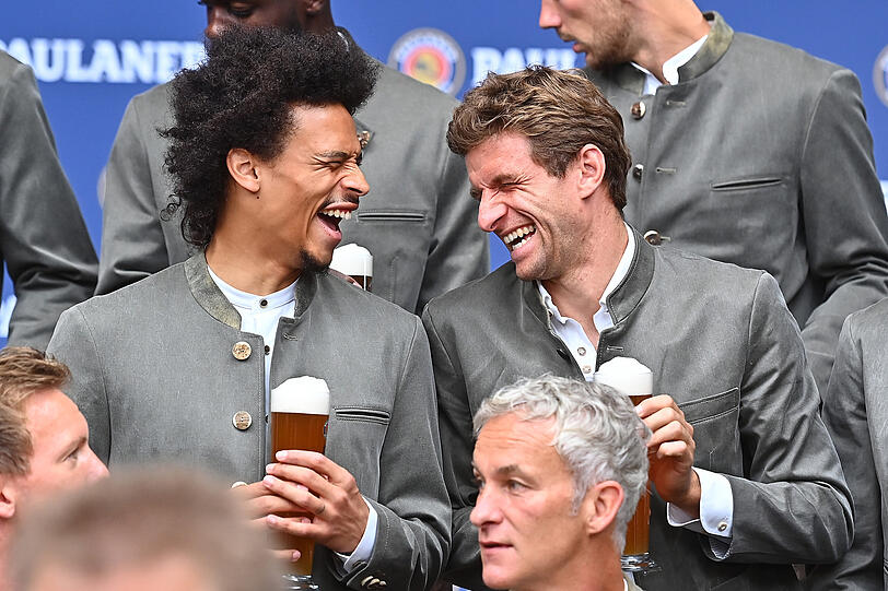 Leroy Sané (l) und Thomas Müller lachen beim FC Bayern München Paulaner "Lederhosen-Shooting" im Paulaner am Nockherberg.