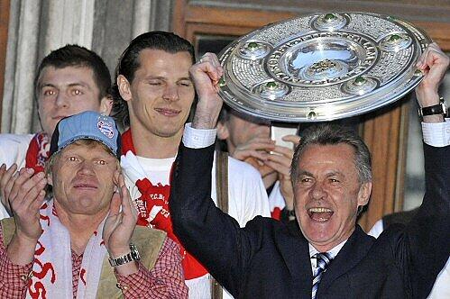 Zum Abschied noch einmal die Schale: Ottmar Hitzfeld feierte im Mai mit Oliver Kahn die Meisterschaft - nun macht er sich über seinen Nachfolger Gedanken.