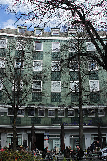 Höhe Weißenburger Platz: Hier war früher das renommierte Kaufhaus Götzke. Heute sind hier Arztpraxen und eine Bankfiliale.