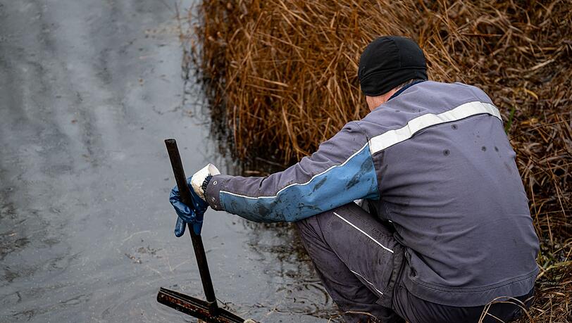Aufräumen nach dem Unglück: Arbeiter bei Gramzow. Aufräumen nach dem Unglück: Arbeiter bei Gramzow.