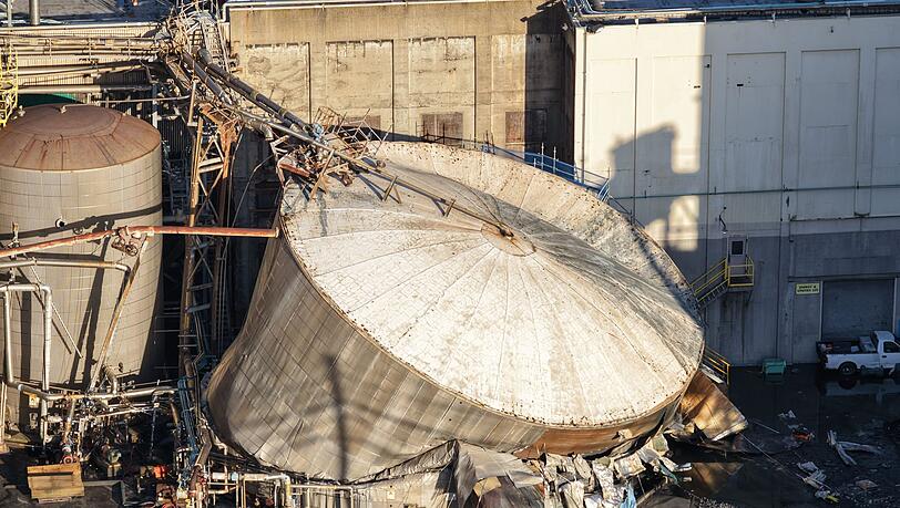 Ein Tank mit mehreren Millionen Litern Flüssigkeit ist in den USA implodiert. Ein Tank mit mehreren Millionen Litern Flüssigkeit ist in den USA implodiert.