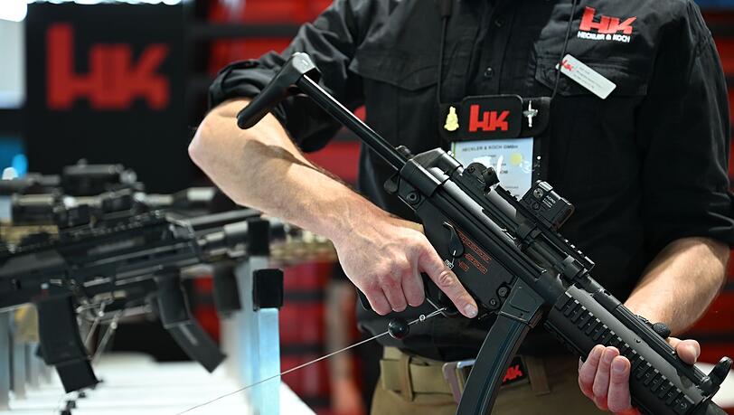 Heckler & Koch macht so viel Umsatz mit seinen Waffenverk&auml;ufen wie noch nie. Hier ein Blick auf den HK-Messestand bei der Waffenmesse Eurosatory 2026.