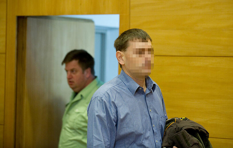 Der Angeklagte Helmut S. kommt in den Verhandlungssaal des Landgerichts in Bielefeld. Er hatte zugegeben, dem 58 Jahre Liebhaber seiner 17-jährigen Tochter im November vergangenen Jahres beide Hoden abgeschnitten zu haben.