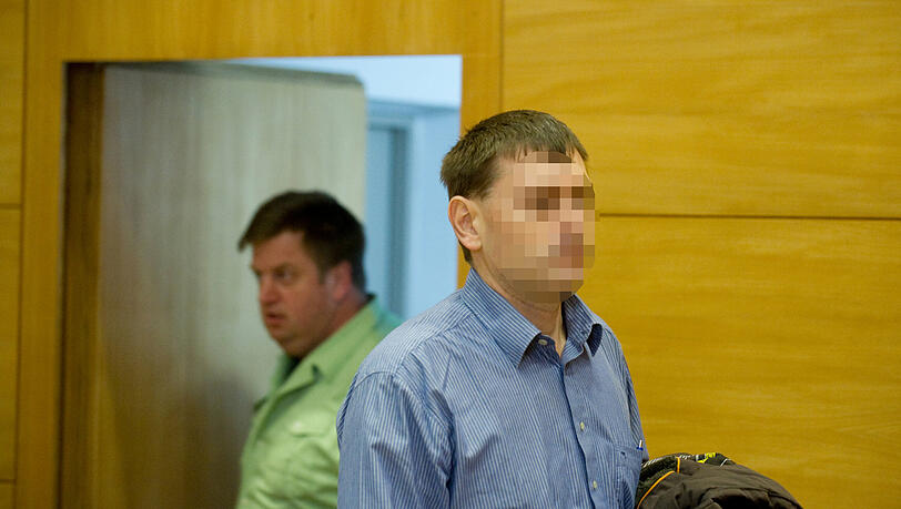 Der Angeklagte Helmut S. kommt in den Verhandlungssaal des Landgerichts in Bielefeld. Er hatte zugegeben, dem 58 Jahre Liebhaber seiner 17-jährigen Tochter im November vergangenen Jahres beide Hoden abgeschnitten zu haben. Der Angeklagte Helmut S. kommt in den Verhandlungssaal des Landgerichts in Bielefeld. Er hatte zugegeben, dem 58 Jahre Liebhaber seiner 17-jährigen Tochter im November vergangenen Jahres beide Hoden abgeschnitten zu haben.