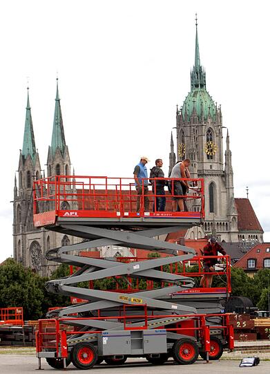 Aufgebaut wird! Bald trifft sich Jung und Alt zum feiern auf der Wiesn.