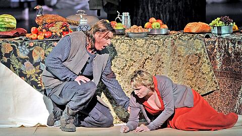 Nach dem Nachtmahl geht&rsquo;s zur Sache &ndash; Klaus Florian Vogt (Siegmund) und Anja Kampe (Sieglinde) sind gerade dabei, in Liebe füreinander zu entbrennen.