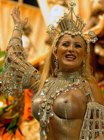 Auch diese Stadt wird jedes Jahr zu einer einzigen ausgelassenen Party - Wenn der Karneval in Rio rockt. Blanke Brüste, Federn, wunderschöne Frauen: Die Tanzschulen am Zuckehut kämpfen stets um die besten Bewertungen. Die heißen Bilder der schönsten Hüftschwünge aus Rio...