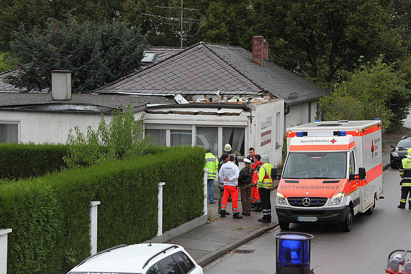 Das marode Hausdach sit in sich zusammengefallen. Bilder vom Feuerwehreinsatz.