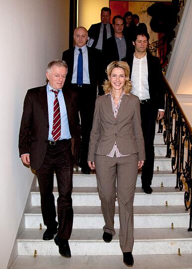 SPD-Vize Manuela Schwesig: &bdquo;Der Anzug sitzt vorne und hinten nicht. Die Hose trägt auf, der Blazer sitzt an den Schultern nicht, wirft Falten an den Ärmeln.&ldquo;