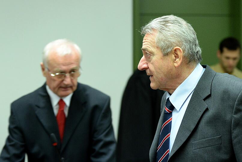 Der ehemalige jugoslawische Geheimdienst-General Josip Perkovic (l) und der ehemalige Chef des jugoslawischen Geheimdienstes, Zdravko Mustac, stehen am 19.11.2014 im Gerichtssaal des Oberlandesgerichts in München