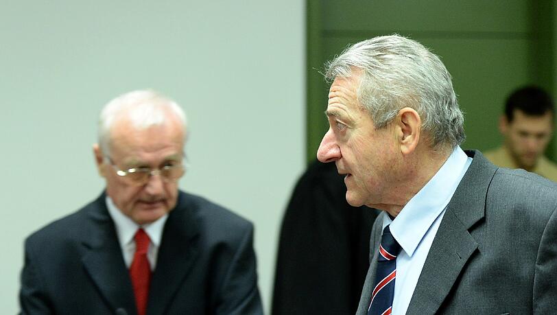 Der ehemalige jugoslawische Geheimdienst-General Josip Perkovic (l) und der ehemalige Chef des jugoslawischen Geheimdienstes, Zdravko Mustac, stehen am 19.11.2014 im Gerichtssaal des Oberlandesgerichts in München Der ehemalige jugoslawische Geheimdienst-General Josip Perkovic (l) und der ehemalige Chef des jugoslawischen Geheimdienstes, Zdravko Mustac, stehen am 19.11.2014 im Gerichtssaal des Oberlandesgerichts in München