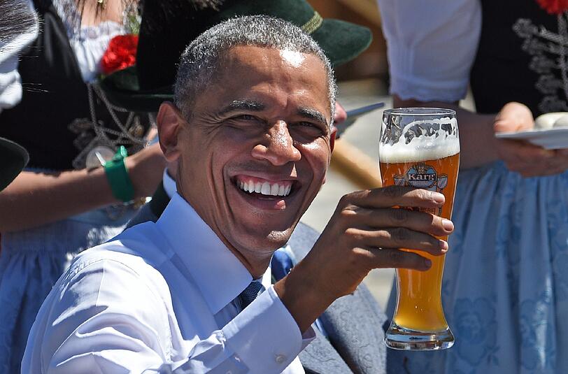 Der US-Präsident Barack Obama genießt ein frisches Bier zur Brotzeit in Krün.