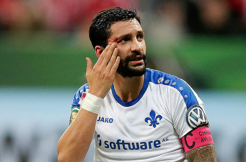 Der Darmstadt-Kapitän Aytac Sulu erhielt nun eine Geldstrafe, nachdem er den Fans des FC Bayern den Mittelfinger gezeigt hatte.