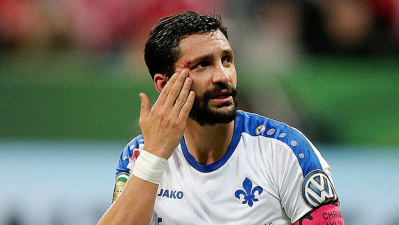 Der Darmstadt-Kapitän Aytac Sulu erhielt nun eine Geldstrafe, nachdem er den Fans des FC Bayern den Mittelfinger gezeigt hatte. Der Darmstadt-Kapitän Aytac Sulu erhielt nun eine Geldstrafe, nachdem er den Fans des FC Bayern den Mittelfinger gezeigt hatte.
