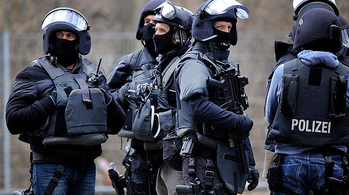 Bei einem Hausfriedensbruch musste das Sondereinsatzkommando (SEK) der Polizei kommen. (Symbolbild)