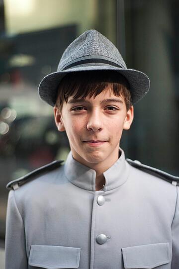 Tobias (13) hat sich eine Uniformsjacke für 60 € gekauft. Er ist U96-Fan, was er sich von seinem Papa abgeschaut hat.