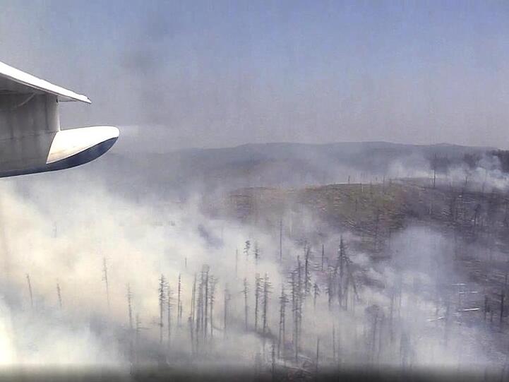 Qualm steigt von einem Waldbrand in der Reghion Krasnojarsk auf (Archiv).