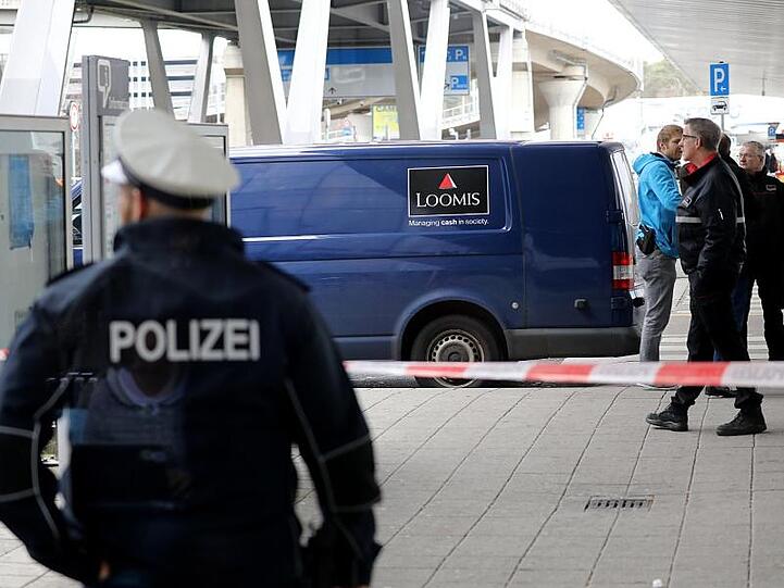 Spurensicherung an dem ausgeraubten Geldtransporter am Köln/Bonner Flughafen.