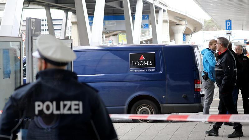 Spurensicherung an dem ausgeraubten Geldtransporter am Köln/Bonner Flughafen. Spurensicherung an dem ausgeraubten Geldtransporter am Köln/Bonner Flughafen.